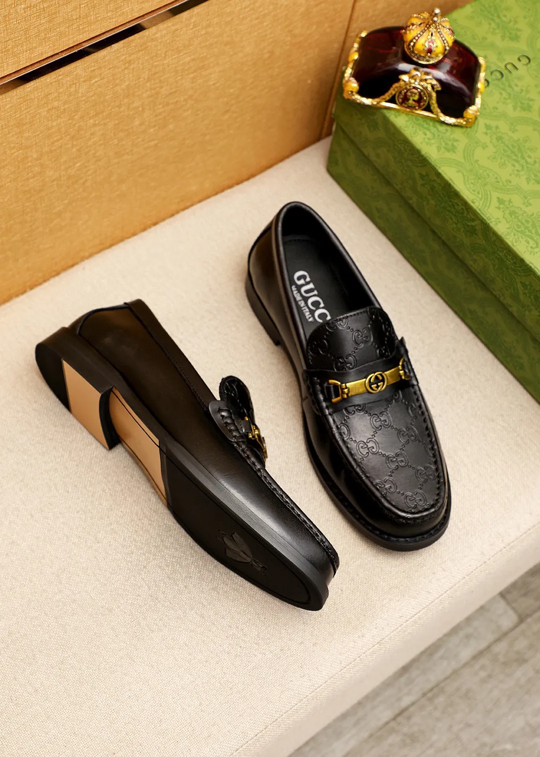 Men's shoes 💰460 💐 Product trademark: GUCCI "Gucci" casual leather shoes Regular size: 38-44 (45🉑️customized) Product materials: Selected imported first-layer calfskin embossed upper + luxury hardware buckle, imported water-dyed cow leather lining. Strong three-dimensional visual effect, original combination outsole Color: 4⃣️colors available